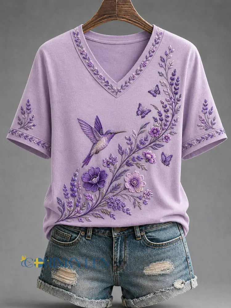 Dammens lila t-shirt med blommor och kolibri påtryck för medvetenhet om Alzheimers med V-ringning - lavendel / S