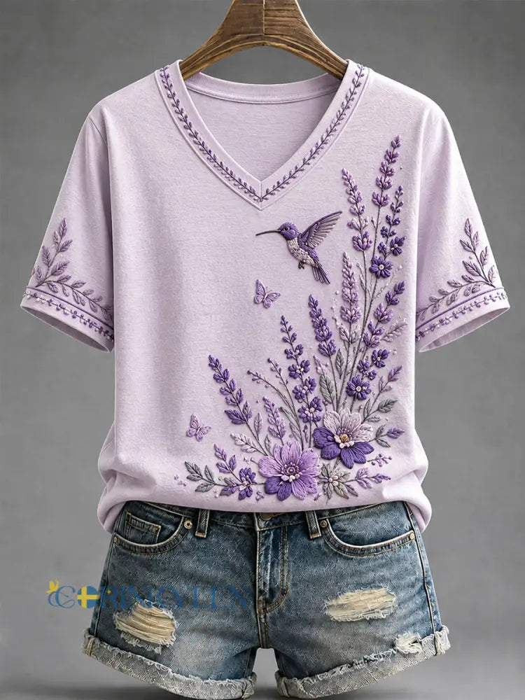 Dammens lila t-shirt med blommor och kolibri påtryck för medvetenhet om Alzheimers med V-ringning - lavendel / S