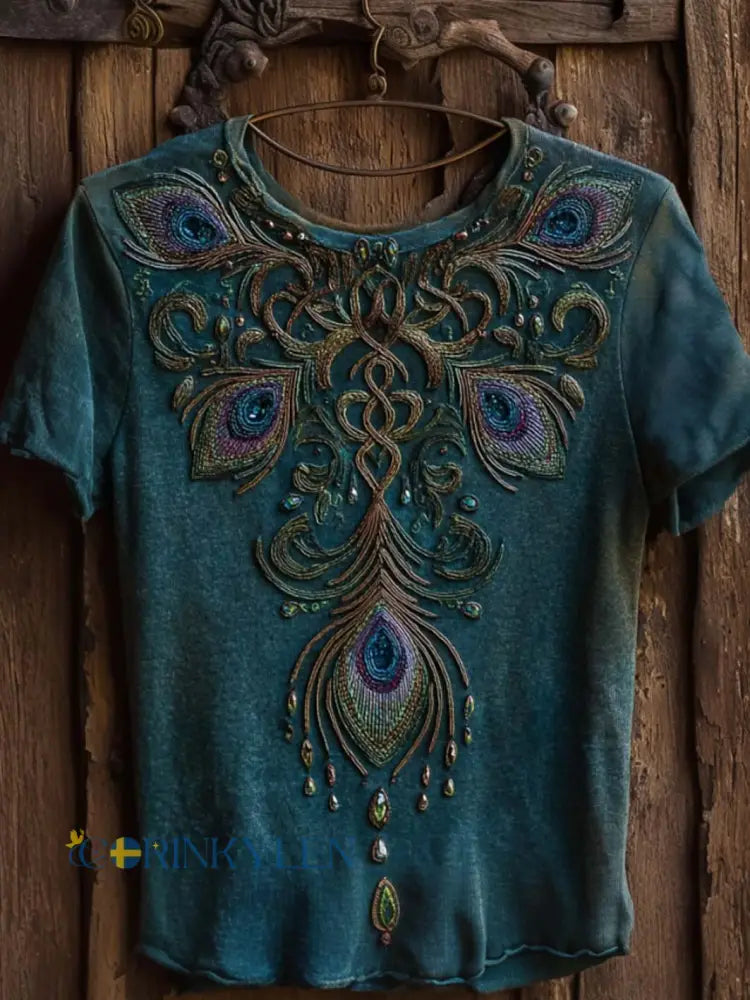 Dammig retro-vikingastil t-shirt för kvinnor med tryckt påfågelfjädermönster avslappnad och urtvagd kortärmad - Peacock