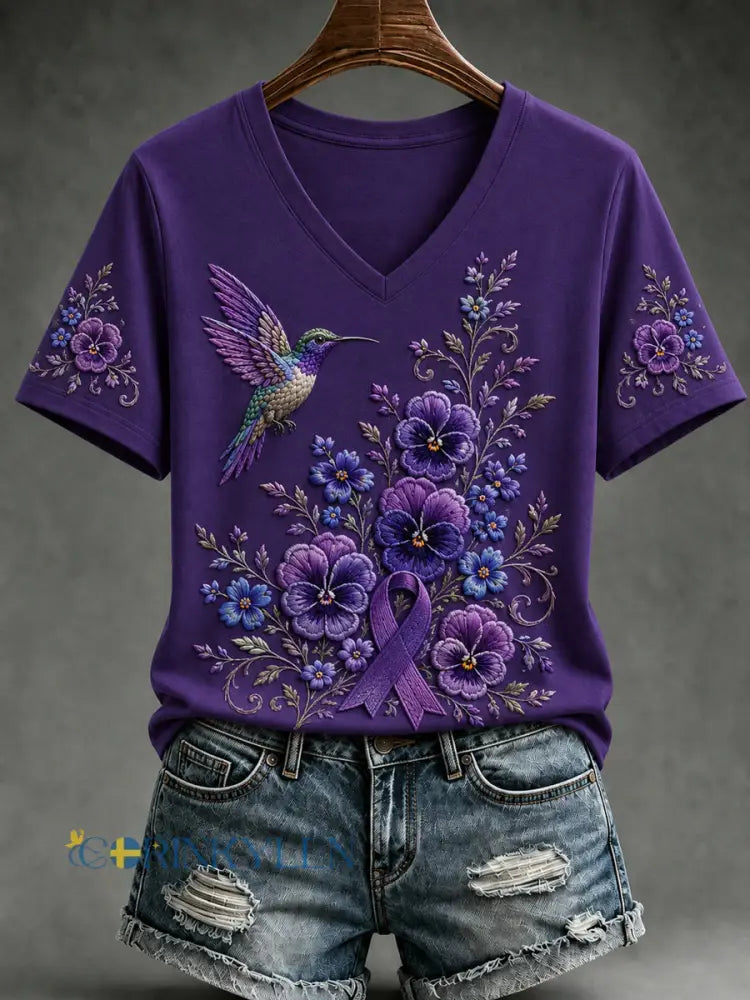 Dammönstrad lila t-shirt med kolibri förmedlar medvetenhet om Alzheimers med V-ringning och korta ärmar - djup purpura