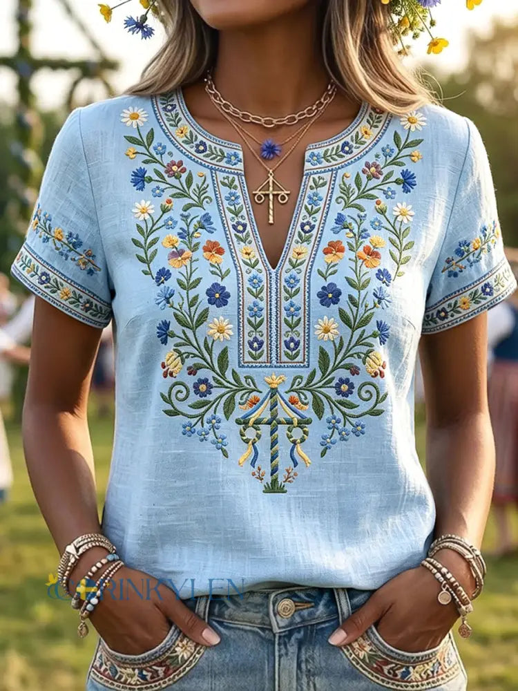 Dams Retrokonst Svensk midsommarstång Blommor V-ringning T-shirt - ljusblåa / S