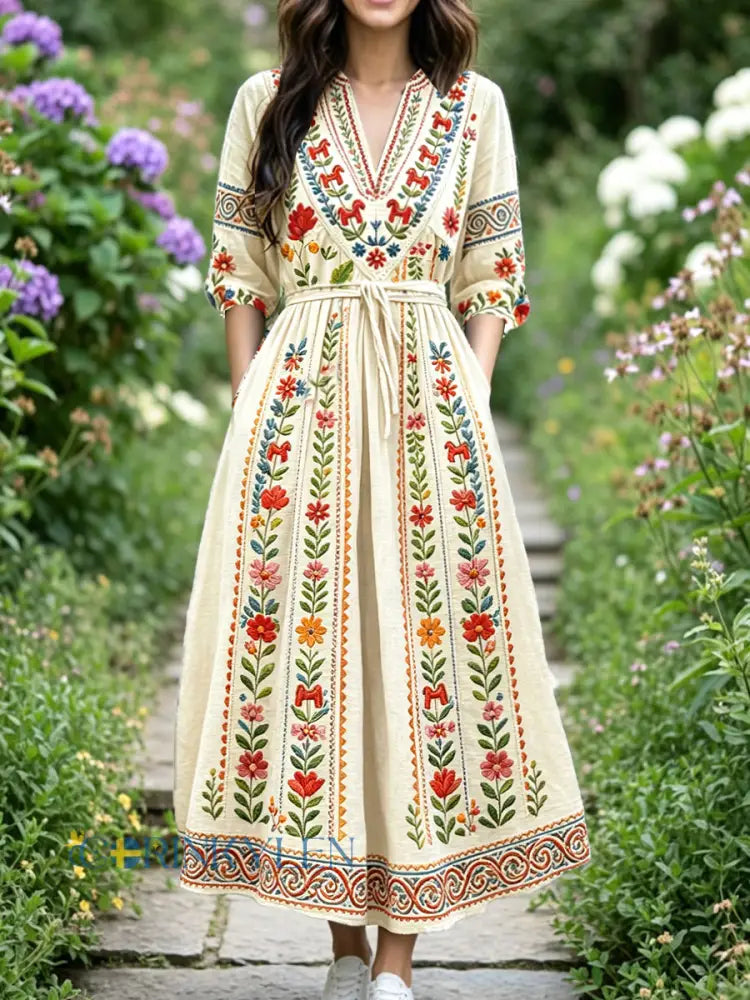Damskevulvit svensk blommig midsommarprint avslappnad klänning med v-ringning - kränk-vitt / S