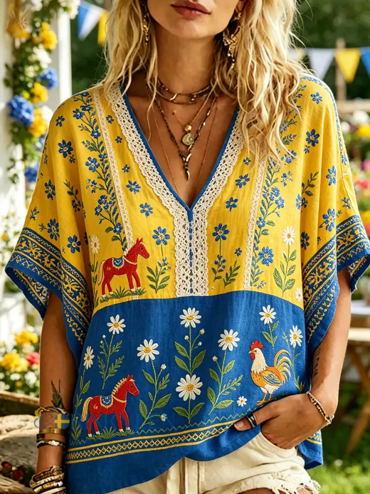 Damskjorta i ledig stil med V-ringning och midsommartryck - A / S