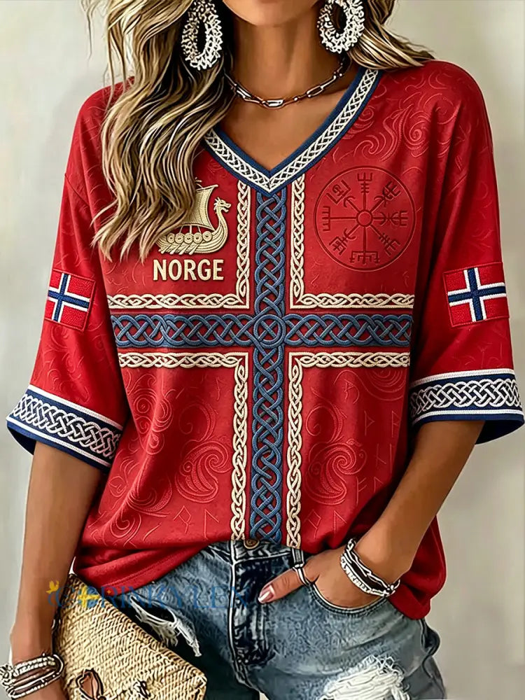Damtröja i norskt vikingainspirerat mönster med flaggtryck halvlånga ärmar och V-ringning - röd / S