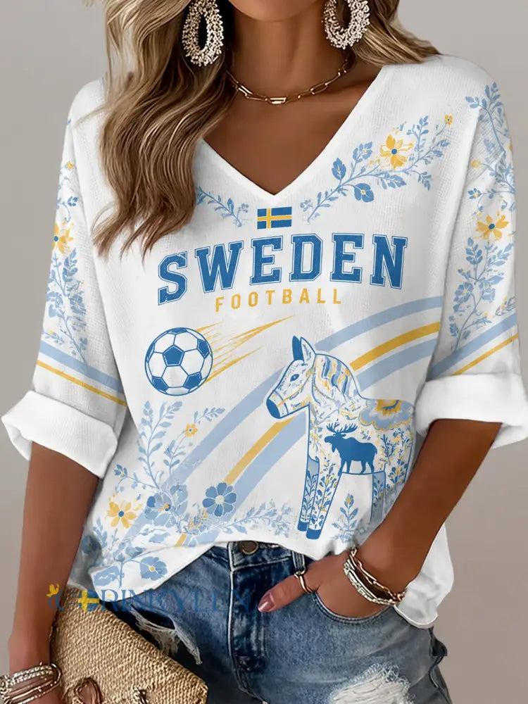 Damtröja med V-ringning och konsttryck med temat svenska flaggan - A / S