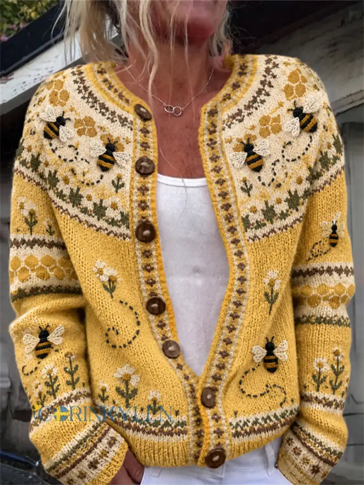 Kvinnlig vintagestickad kavaj i cardiganstil med mönster av flygande bin honungskaka och blommor på Isle‑tyg - gul / S
