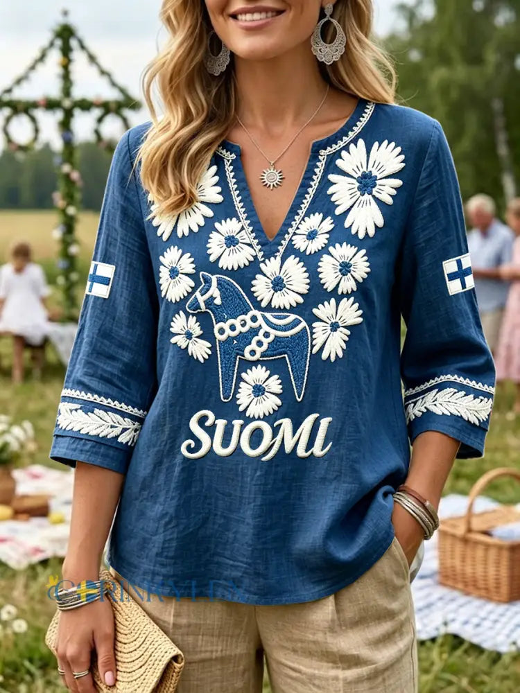 Kvinnors blå finländska midsommar Floral “Suomi” Skriv ut Casual V-hals T-shirt - djupblåa / S