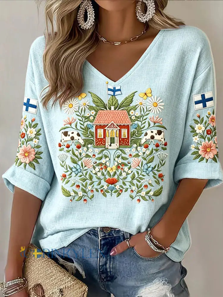 Kvinnors blå finsk flagga Midsommar stuga Skriv ut Casual V-hals T-shirt - skyblåa / S