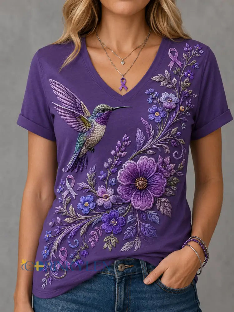 Kvinnors lila blommor & Hummingbird Skriv ut Alzheimers medvetenhet Stöd V-Neck Tee - mörkt / S