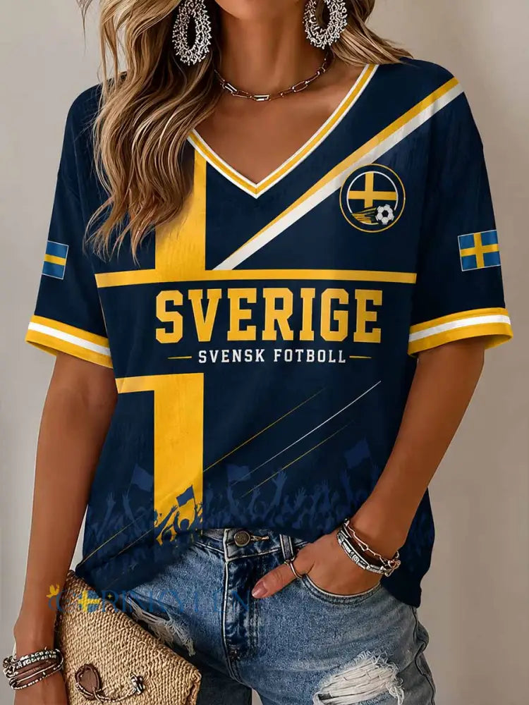 Retro svensk fotbollssupporter som hejar konsttryck avslappnad t-shirt - A / S