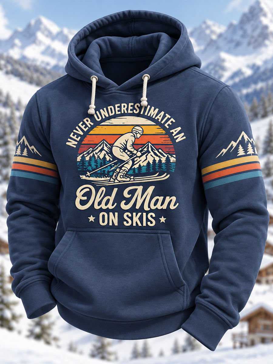 Mäns roliga aldrig underskatta en gammal kille på skidor redo för skidsäsong Casual Hoodie.