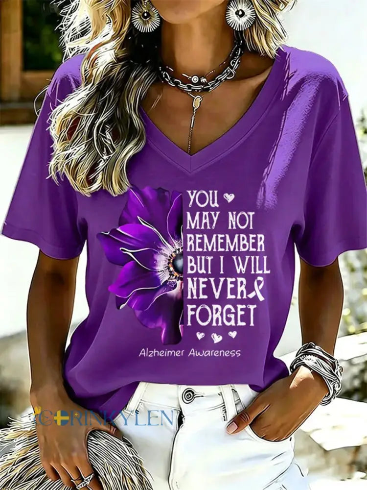 Dammagisk T-shirt i lila med blommönster och text till stöd för Alzheimers-medvetenhet med V-ringning - mörk / S