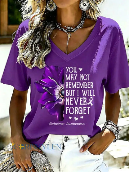 Dammagisk T-shirt i lila med blommönster och text till stöd för Alzheimers-medvetenhet med V-ringning - mörk / S