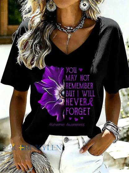 Dammagisk T-shirt i lila med blommönster och text till stöd för Alzheimers-medvetenhet med V-ringning - svart / S