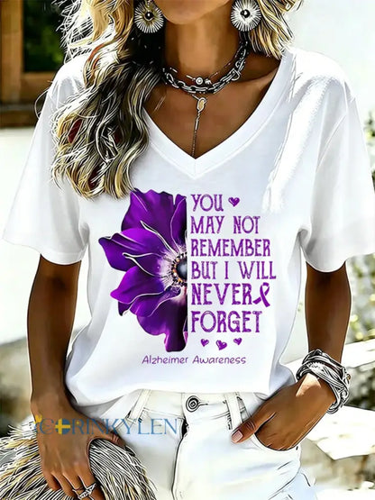 Dammagisk T-shirt i lila med blommönster och text till stöd för Alzheimers-medvetenhet med V-ringning - vit / S