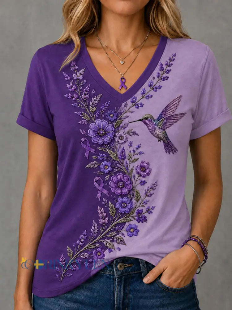 Dammens lila t-shirt med blommor och kolibri påtryck för medvetenhet om Alzheimers med V-ringning - blandad färg / S