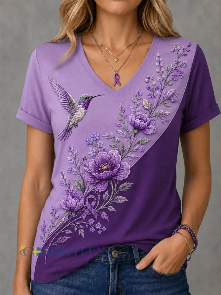 Dammens lila t-shirt med blommor och kolibri påtryck för medvetenhet om Alzheimers med V-ringning - blandad färg / S