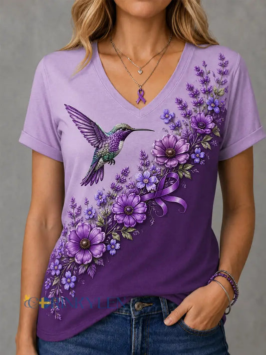 Dammens lila t-shirt med blommor och kolibri påtryck för medvetenhet om Alzheimers med V-ringning - blandad färg / S