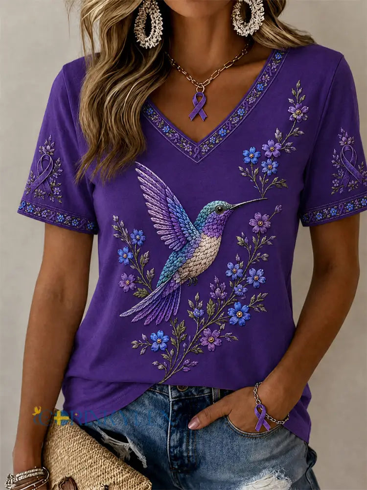 Dammens lila t-shirt med blommor och kolibri påtryck för medvetenhet om Alzheimers med V-ringning - djup purpura / S
