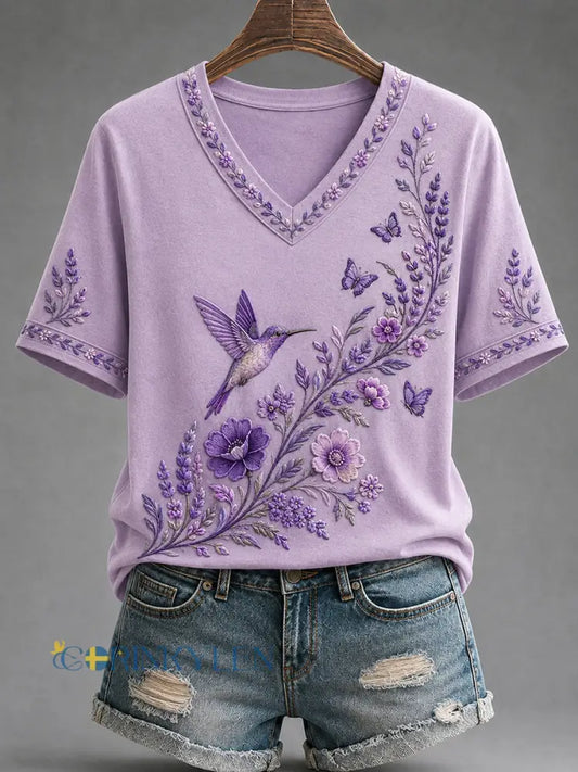Dammens lila t-shirt med blommor och kolibri påtryck för medvetenhet om Alzheimers med V-ringning - lavendel / S