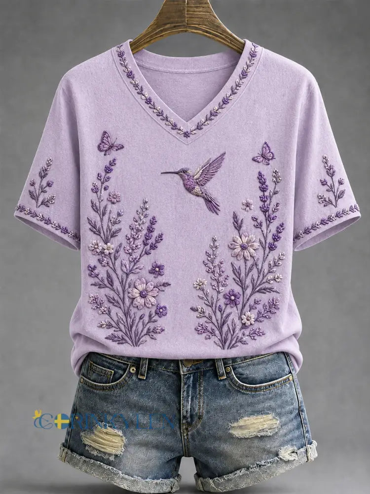 Dammens lila t-shirt med blommor och kolibri påtryck för medvetenhet om Alzheimers med V-ringning - lavendel / S