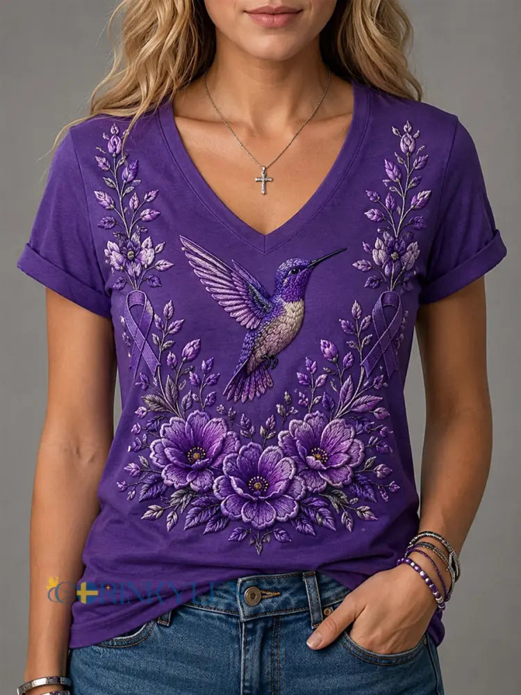 Dammens lila t-shirt med blommor och kolibri påtryck för medvetenhet om Alzheimers med V-ringning - mörkt / S
