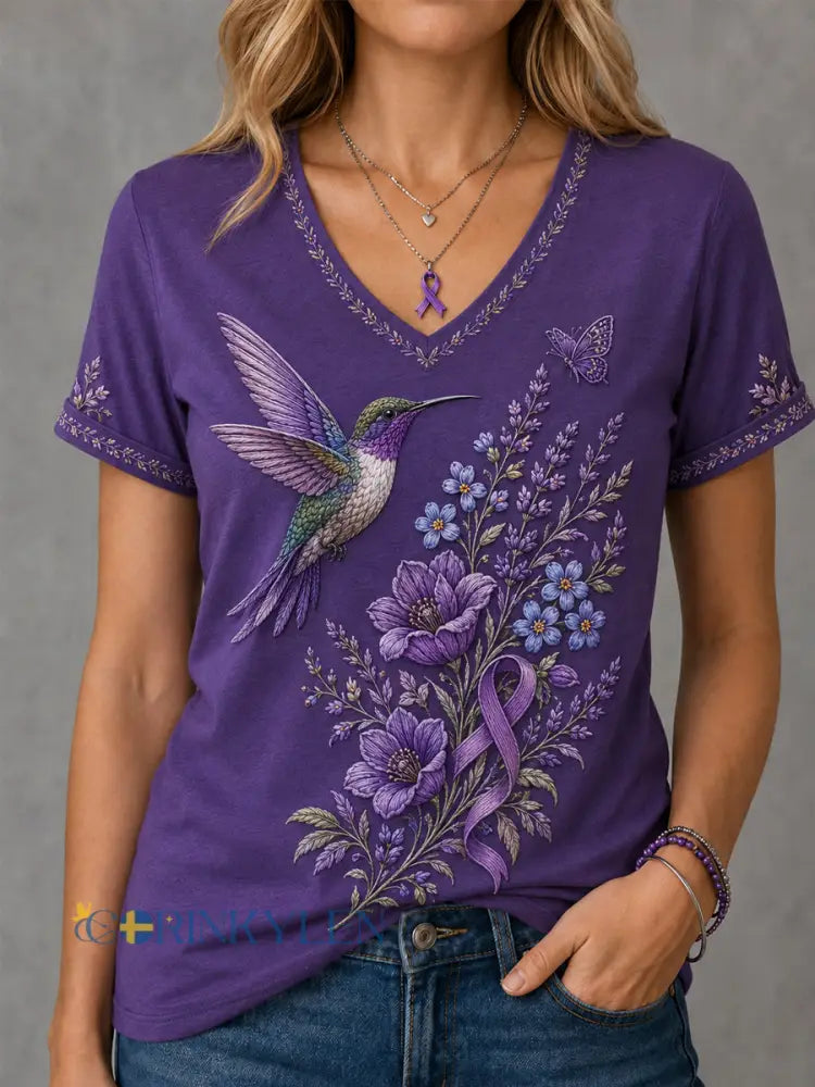 Dammens lila t-shirt med blommor och kolibri påtryck för medvetenhet om Alzheimers med V-ringning - mörkt / S