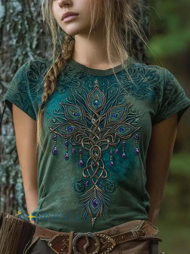 Dammig retro-vikingastil t-shirt för kvinnor med tryckt påfågelfjädermönster avslappnad och urtvagd kortärmad - Peacock