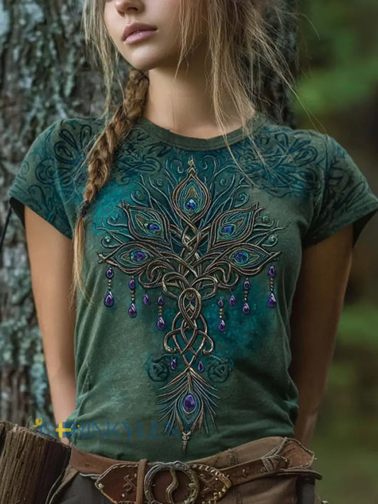 Dammig retro-vikingastil t-shirt för kvinnor med tryckt påfågelfjädermönster avslappnad och urtvagd kortärmad - Peacock