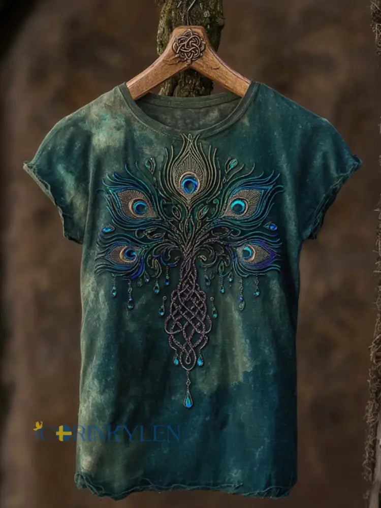 Dammig retro-vikingastil t-shirt för kvinnor med tryckt påfågelfjädermönster avslappnad och urtvagd kortärmad - Peacock