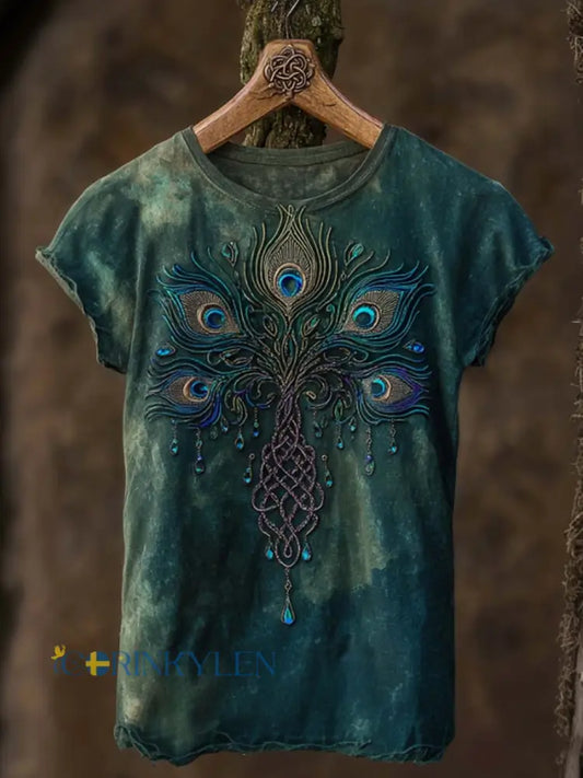 Dammig retro-vikingastil t-shirt för kvinnor med tryckt påfågelfjädermönster avslappnad och urtvagd kortärmad - Peacock