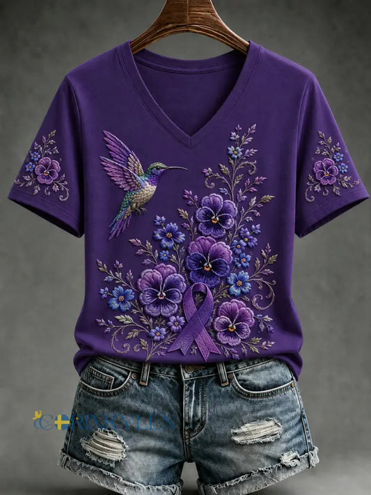 Dammönstrad lila t-shirt med kolibri förmedlar medvetenhet om Alzheimers med V-ringning och korta ärmar - djup purpura