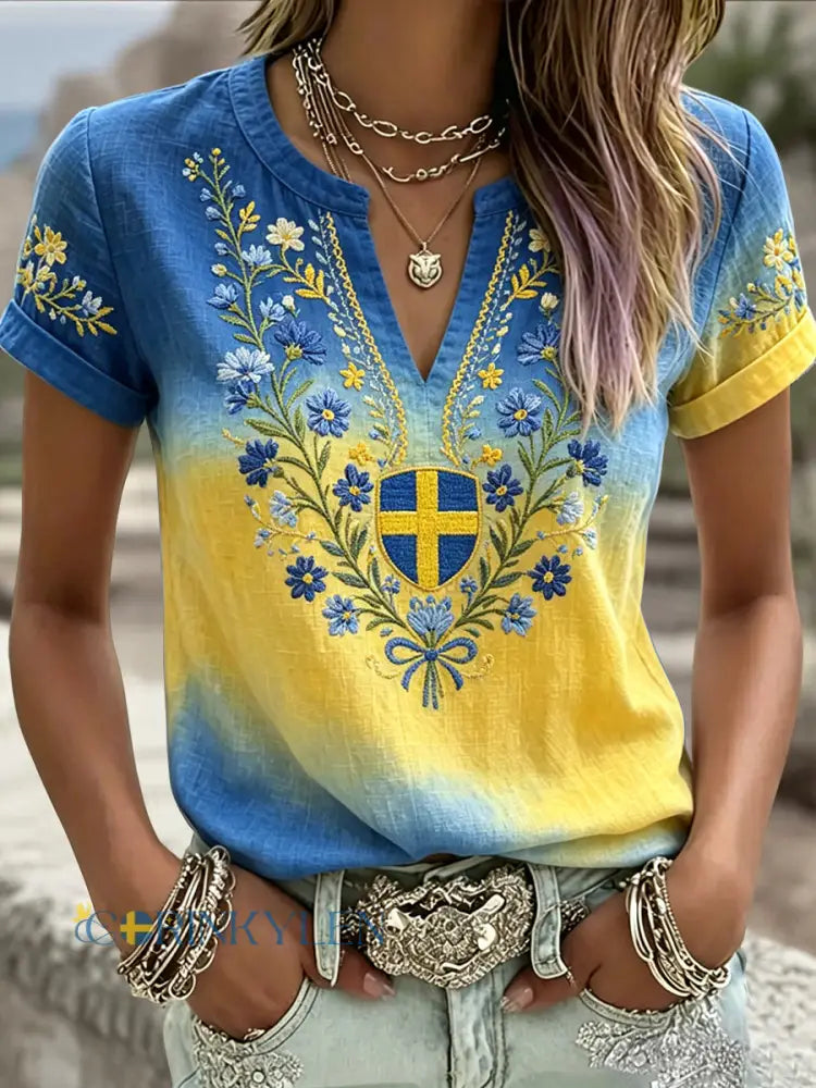 Dams retro svensk midsommar blommig graderad konst V-ringning T-shirt - blå / S