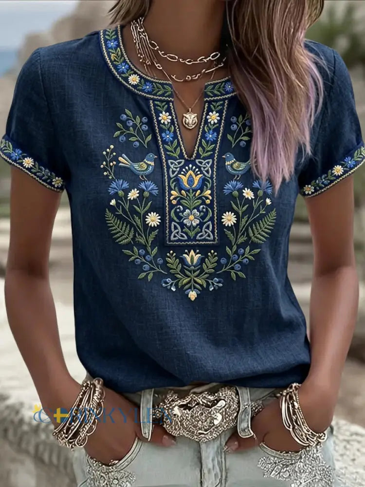 Dams retrokonst svensk midsommar etnisk blommönstrad t-shirt med V-ringning - mörk blå / S