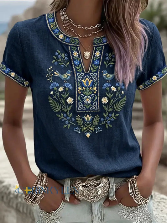 Dams retrokonst svensk midsommar etnisk blommönstrad t-shirt med V-ringning - mörk blå / S