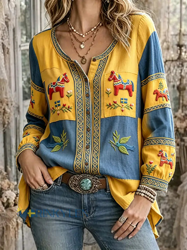 Damskjorta i bomull-linne med midsommar- och dalahästmönster tillverkad i patchwork-stil - flerlog / S
