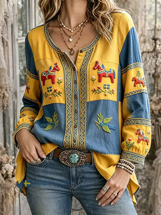 Damskjorta i bomull-linne med midsommar- och dalahästmönster tillverkad i patchwork-stil - flerlog / S