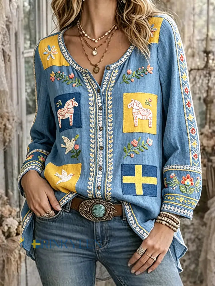 Damskjorta i himmelsblått med midsommarbroderi och tyllprint – av bomull och linne – i ledig stil - blå / S