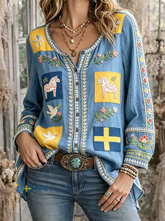 Damskjorta i himmelsblått med midsommarbroderi och tyllprint – av bomull och linne – i ledig stil - blå / S