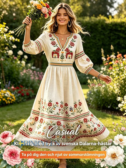 Damskjorta i offwhite med svensk midsommar- och dalahästmönster av bomull-linne med V-ringning – ledig stil