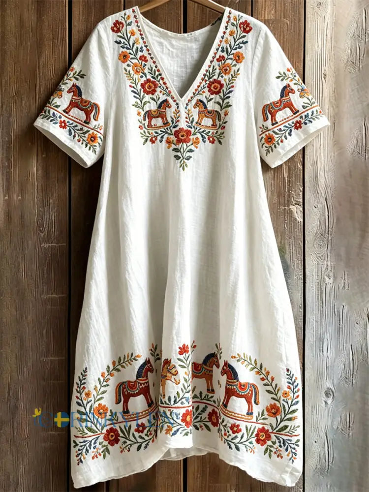 Damsommarklänning i svensk midsommarstil med V-ringning och fickor - som bild / S