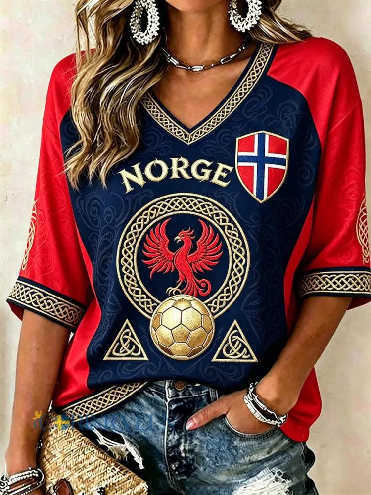 Damtröja i norskt fotbollstema med vikingar fenix keltiskt knutmönster och kontrasterande flaggmönster halvlånga ärmar
