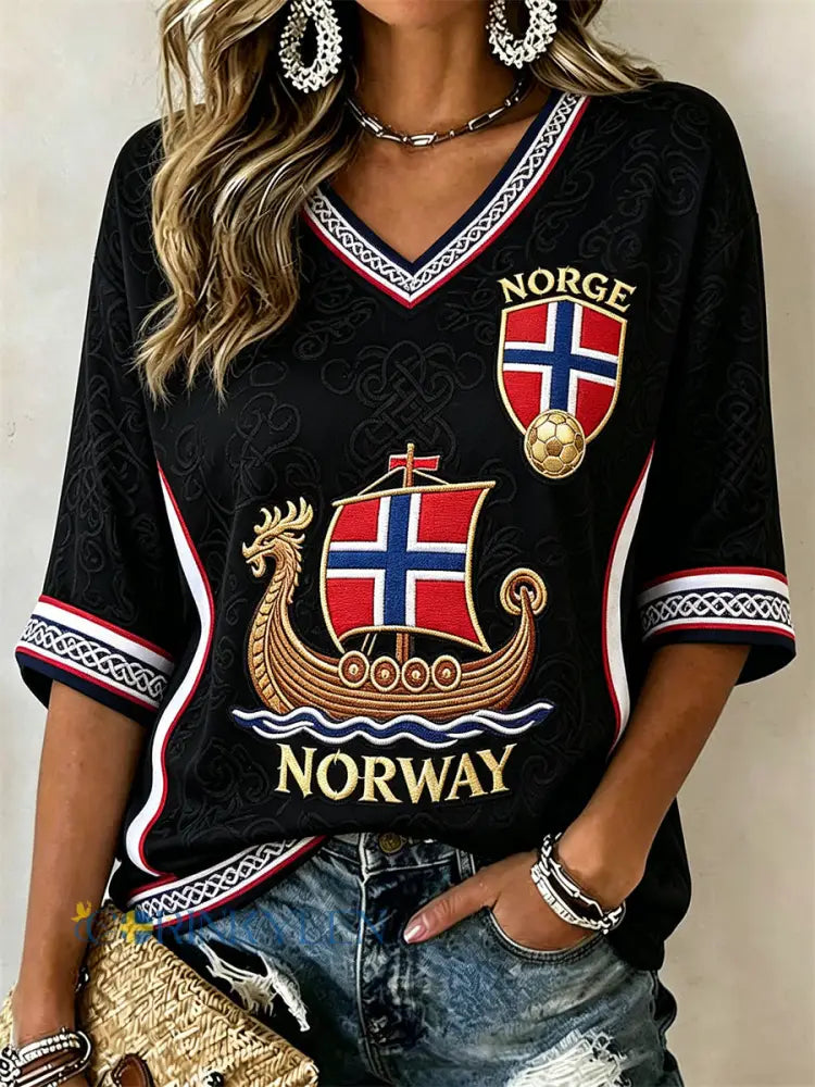 Damtröja i norskt fotbollstema med vikingaskepp keltisk knut och flaggor – inspirerad print halvlånga ärmar och