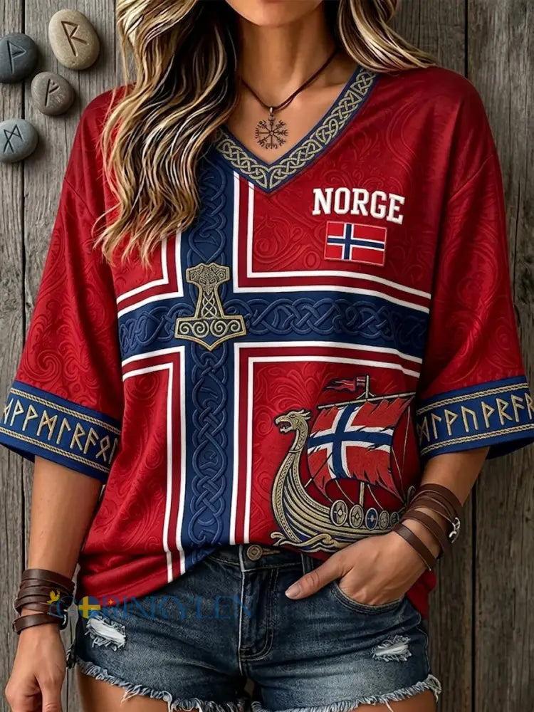 Damtröja i norskt vikingainspirerat mönster med flaggtryck halvlånga ärmar och V-ringning - röd / S