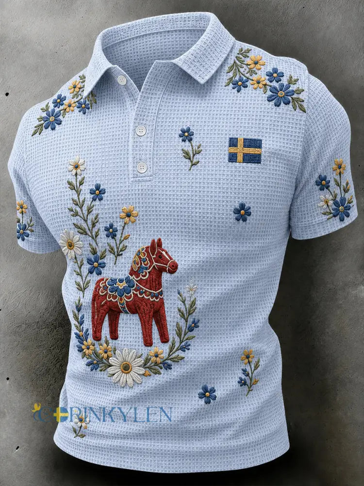 Herrfest för midsommar – klänning i waffeltyg med trähäst och blommig brodyr pikétröja med korta ärmar - A / S