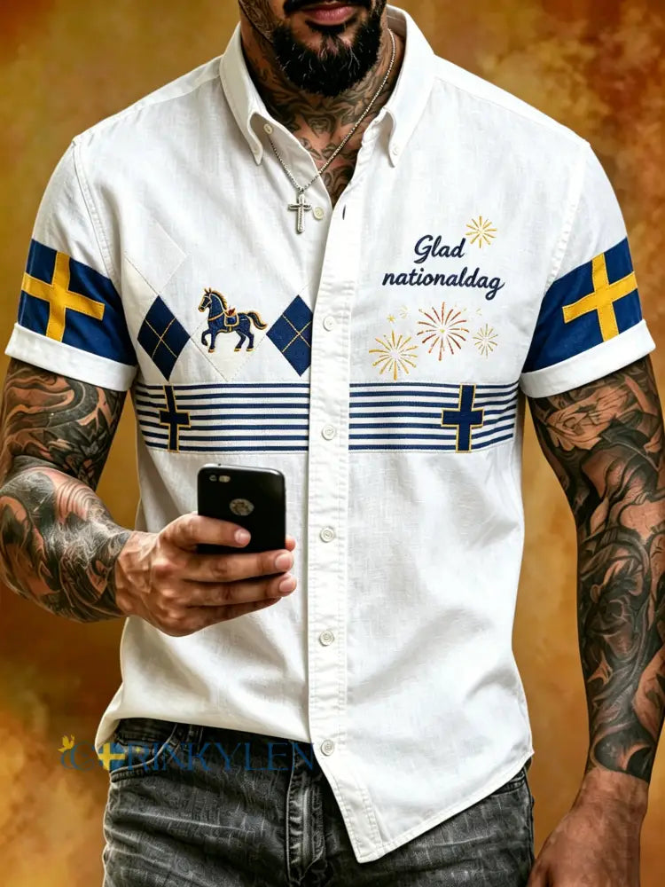 Herrskjorta med korta ärmar och konstnärlig tryck som firar Sveriges nationaldag - A / S