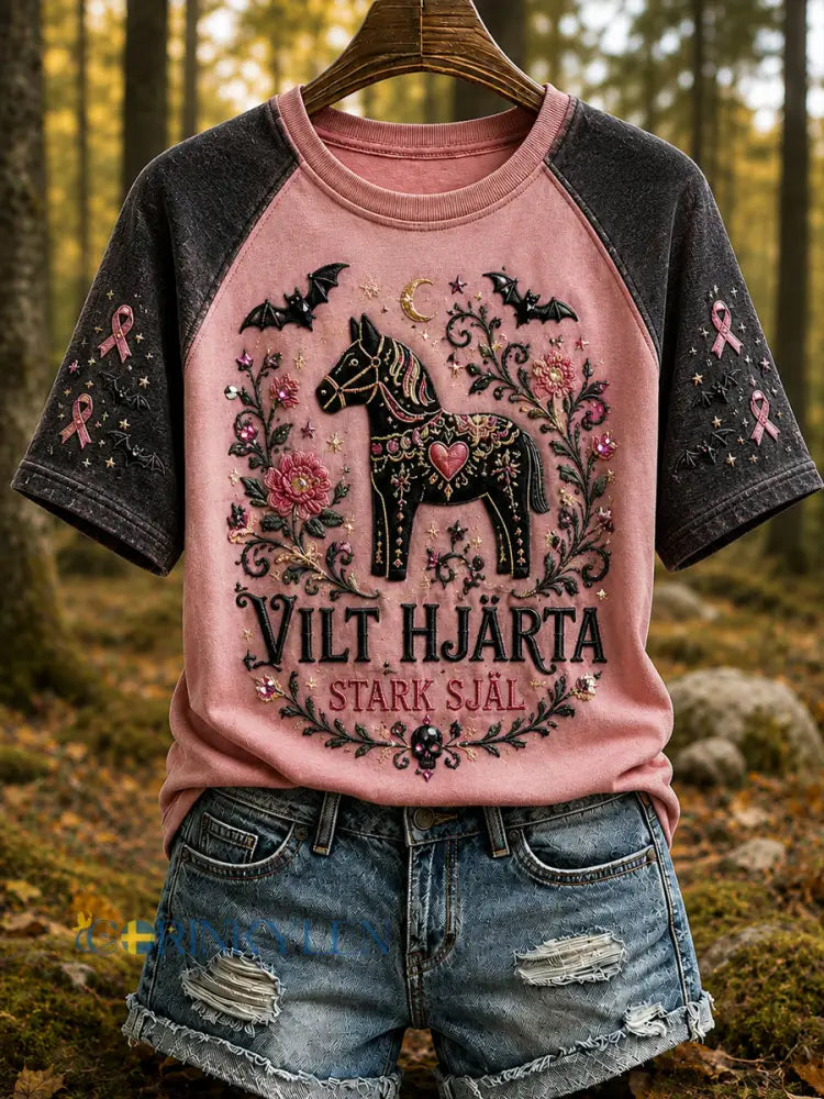 Kvinnligt Halloween-kamouflage-T-shirt med hästmotiv för bröstcancermedvetenhet ”Dara” - som bild / S
