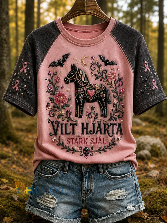 Kvinnligt Halloween-kamouflage-T-shirt med hästmotiv för bröstcancermedvetenhet ”Dara” - som bild / S