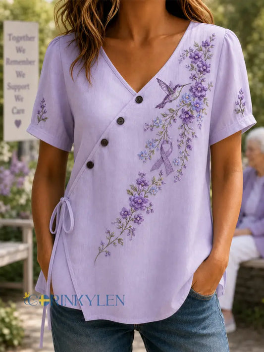 Kvinnors lila blommor & Hummingbird Skriv ut Alzheimers medvetenhet Stöd V-näck skjorta - lavendel / S