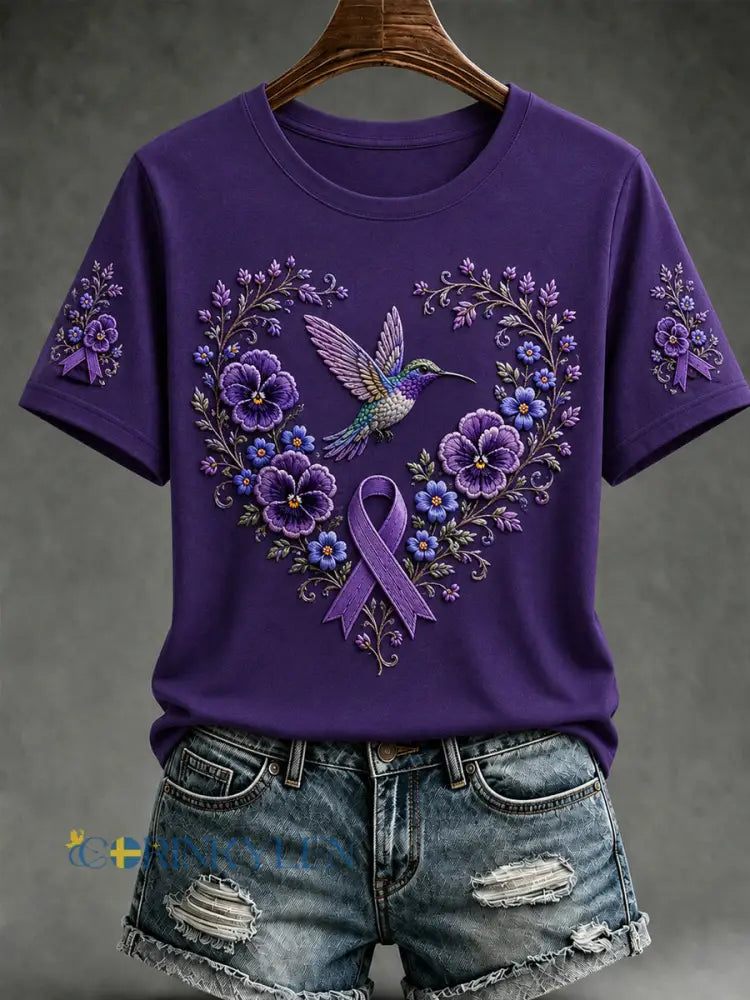 Kvinnors lila blommor & Hummingbird Skriv ut Alzheimers medvetenhet Support Short Sleeve T-shirt - djup purpura / S